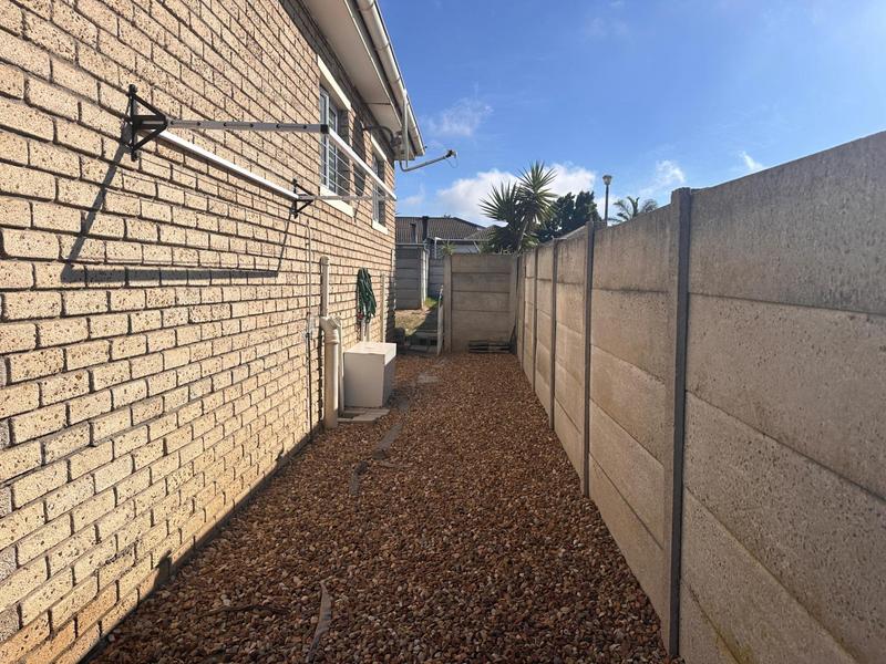 2 Bedroom Property for Sale in Oakglen Western Cape